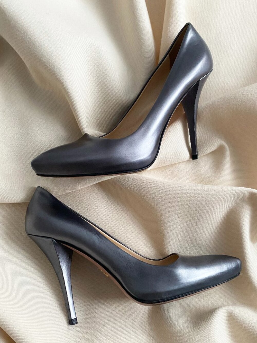 Prada Grey Pointy Toe Pumps in Gunmetal Grey, size 37